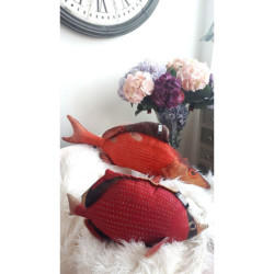 Červený polštář Fish Paul - 93*34*17cm